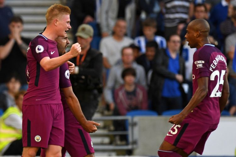 Para pemain Manchester City merayakan gol Sergio Aguero ke gawang Brighton and Hove Albion pada partai Liga Inggris di Stadion Amex, Sabtu (12/8/2017).