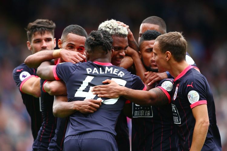 Para pemain Huddersfield Town merayakan gol Steve Mounie ke gawang Crystal Palace pada parta Liga Inggris di Stadion Selhurst Park, Sabtu (12/8/2017).