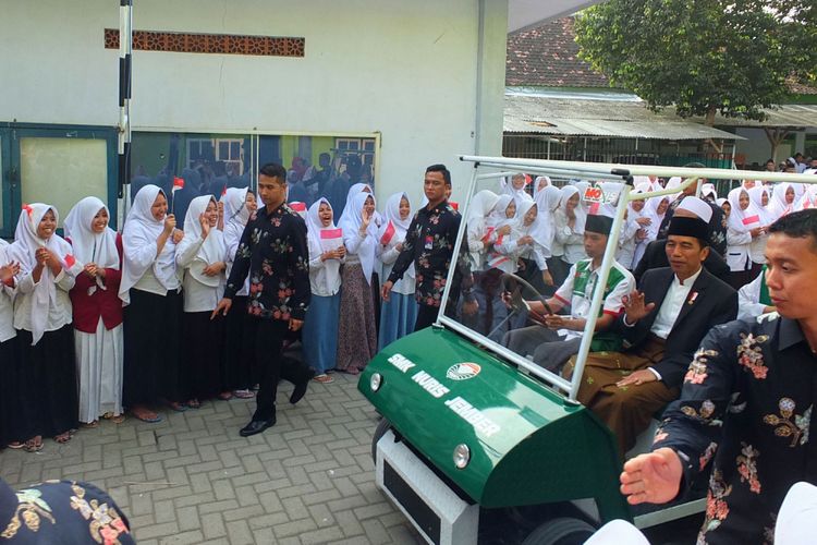 Presiden Joko Widodo mengunjungi Pondok Pesantren Nurul Islam di Kelurahan Antirogo, Sumbersari, Jember, Jawa Timur, Sabtu (12/8/2017). Dalam pidatonya di hadapan kiai dan santri, Presiden Jokowi mengingatkan perlunya menjaga kerukunan antar warga bangsa di Indonesia di tengah keberagaman. ANTARA FOTO/HO/Agung/sen/Spt/17.