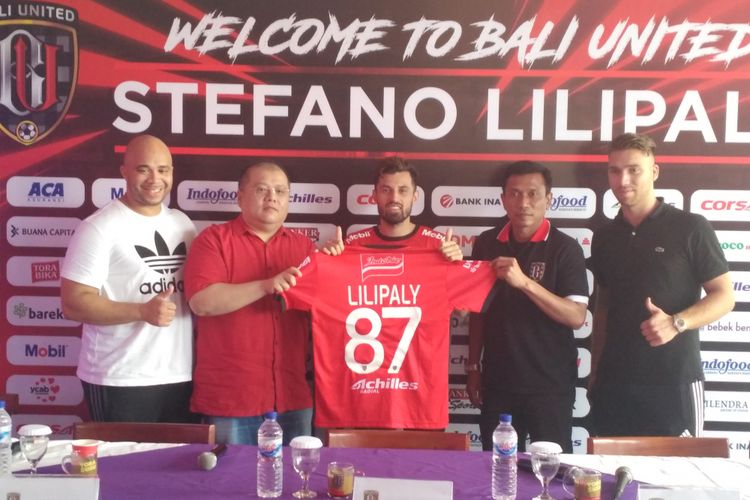 Stefano Lilipaly (tengah) akan mengenakan nomor punggung 87 selama bermain di Bali United.