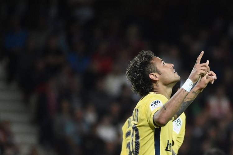Neymar merayakan golnya untuk Paris Saint-Germain saat melawan Guingamp pada partai Ligue 1, Minggu (13/8/2017).