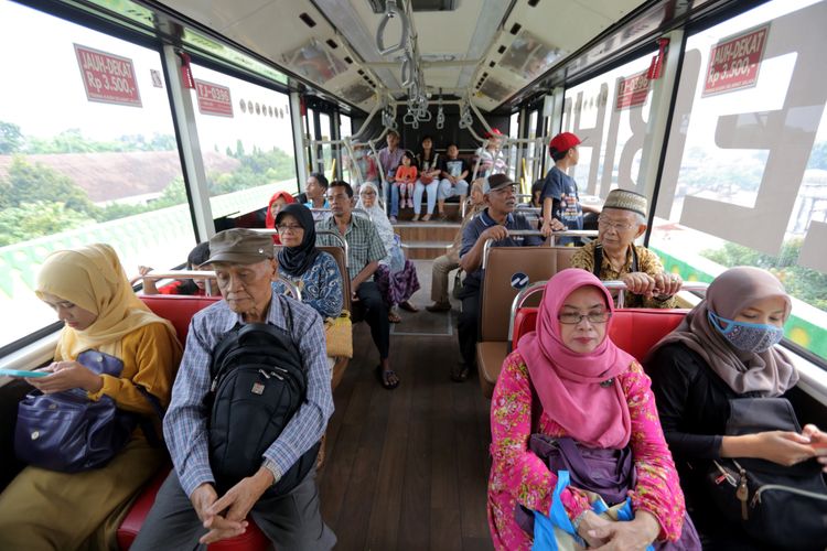 Suasana di dalam bus transjakarta koridor 13 Cileduk - Tendean, Jakarta Selatan, Senin (14/8/2017). Layanan transjakarta koridor 13 mulai beroperasi hari ini, meskipun beberapa halte di koridor tersebut masih belum bisa difungsikan. KOMPAS IMAGES/KRISTIANTO PURNOMO
