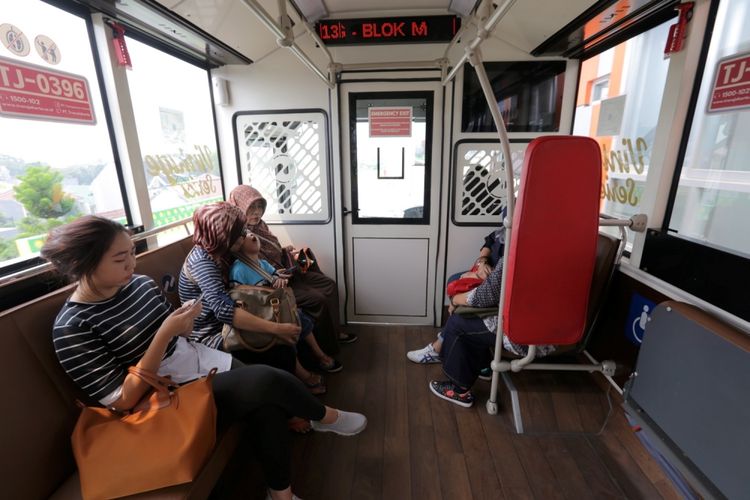 Suasana di dalam bus transjakarta vintage series koridor 13 Cileduk - Tendean, Jakarta Selatan, Senin (14/8/2017). Layanan transjakarta koridor 13 mulai beroperasi hari ini, meskipun beberapa halte di koridor tersebut masih belum bisa difungsikan. 