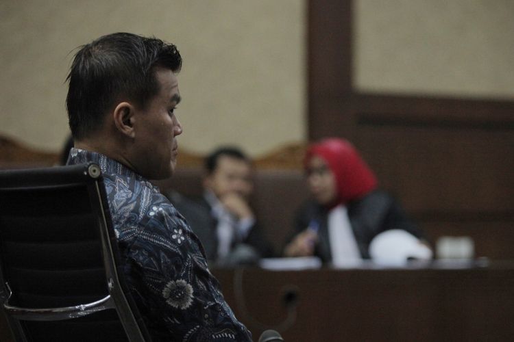 Terdakwa kasus dugaan korupsi proyek KTP elektronik Andi Narogong menjalani sidang perdana di Gedung Pengadilan Tipikor, Jakarta, Senin (14/8/2017). Pada sidang yang beragendakan pembacaan dakwaan tersebut, JPU mendakwa Andi Narogong bersama-sama dengan Setya Novanto telah merugikan negara sebesar Rp2,3 triliun dalam proyek KTP elektronik. ANTARA FOTO/Muhammad Adimaja/aww/17.