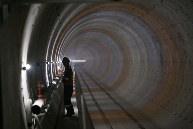 Aktivitas pekerja menyelesaikan pembangunan Stasiun Depo angkutan massal cepat (Mass Rapid Transit/MRT)  Senayan, Jakarta, Senin (14/8/2017).Pengerjaan proyek MRT fase pertama ini diperkirakan rampung pada tahun 2019.
