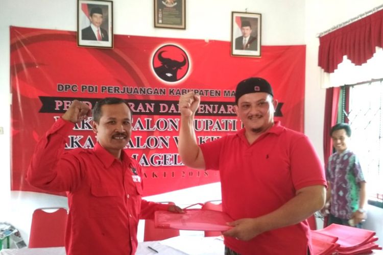 Aktor Clift Sangra (kanan) saat mendaftarkan diri menjadi bakal calon wakil bupati Magelang pada Pilkada Magelang 2018, di kantor DPC PDI-P Kabupaten Magelang, Jawa Tengah, Selasa (15/8/2017).