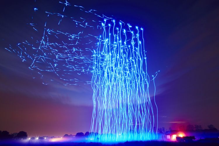 Ratusan drone Intel yang dilengkapi cahaya saat dipamerkan.