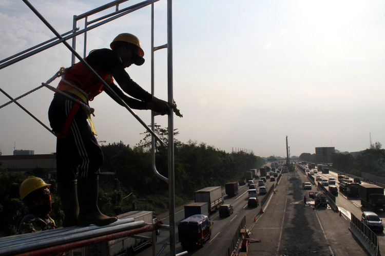 Pekerja menyelesaikan pembangunan Jalan Tol layang Jakarta-Cikampek II, di ruas Jalan Tol Jakarta-Cikampek, Cibitung, Kabupaten Bekasi, Jawa Barat, Senin (17/7/2017). Pembangunan jalan tol layang sepanjang 36 kilometer yang akan membentang dari Cikunir hingga Karawang Barat tersebut ditargetkan selesai pada 2019. 