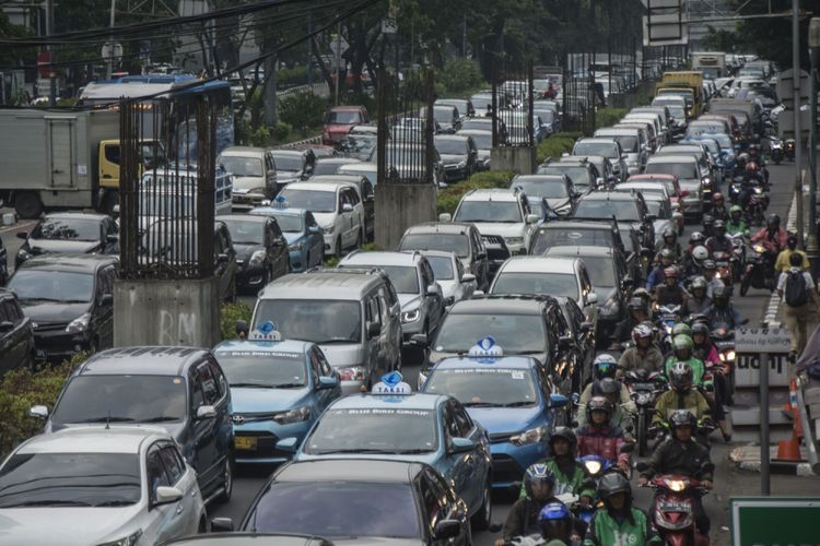 Kendaraan terjebak kemacetan saat melintas di ruas Jalan HR Rasuna Said, Jakarta, Selasa (15/8/2017). 