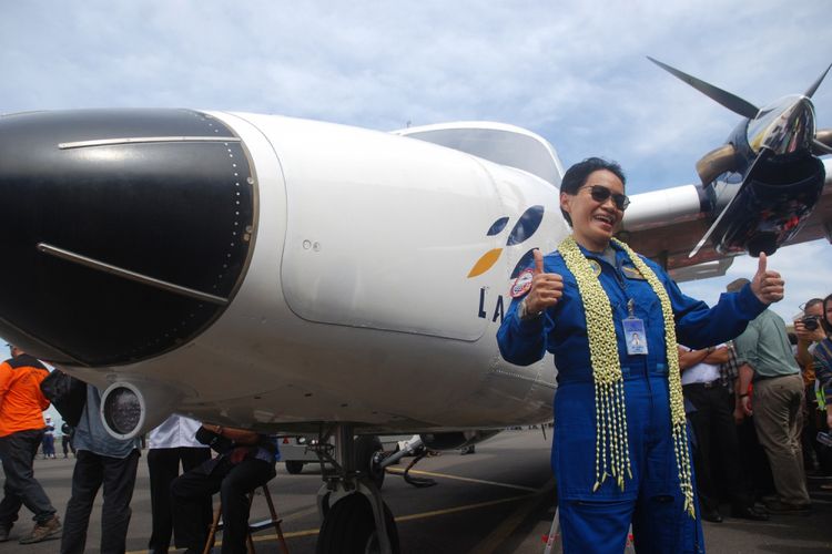 Captain Esther Gayatri Saleh berpose di samping pesawat N219 di Hanggar PT Dirgantara Indonesia (PTDI), usai melakukan Uji Terbang Perdana di Landasan Pacu Bandara Husein Sastranegara, Bandung, Jawa Barat, Rabu (16/8/2017). Purwarupa pesawat pertama N219 hasil karya anak bangsa ini terbang perdana setelah mendapatkan Certificate of Airworthiness dari Direktorat Kelaikudaraan dan Pengoperasian Pesawat Udara (DKUPPU) Kementerian Perhubungan. N219 merupakan pesawat penumpang kapasitas 19 penumpang, berteknologi Avionik, untuk dioperasikan memenuhi kebutuhan masyarakat di wilayah terpencil. 