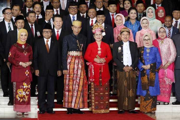 Cantiknya Iriana Jokowi Mengenakan Pakaian  Adat Bali 