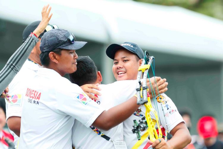 Pepanah putra Indonesia, Prima Wisnu Wardhana, mempersembahkan medali emas kedua bagi Indonesia pada ajang SEA Games 2017.