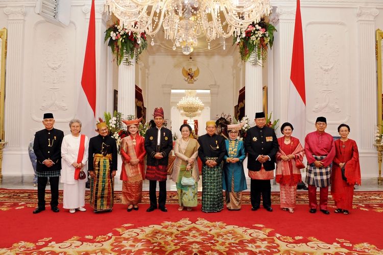 Wakil Presiden ke-6 Republik Indonesia, Try Sutrisno, Istri Wakil Presiden ke-6 Republik Indonesia, Tuti Sutiawati,
Presiden ke-3 Republik Indonesia, BJ Habibie, Istri Presiden Republik Indonesia, Iriana Joko Widodo, Presiden Republik Indonesia, Joko Widodo, Presiden ke-5 Republik Indonesia, Megawati Soekarnoputri, Wakil Presiden Republik Indonesia, Jusuf Kalla, Istri Wakil Presiden Republik Indonesia, Mufidah Kalla, Presiden ke-6 Republik Indonesia, Susilo Bambang Yudhoyono, Istri Presiden ke-6 Republik Indonesia, Kristiani Herrawati Yudhoyono, Wakil Presiden ke-11 Republik Indonesia, Boediono, Istri Wakil Presiden ke-11 Republik Indonesia, Herawati (kiri ke kanan) berpose bersama saat perayaan HUT Kemerdekaan ke-72 Republik Indonesia di Istana Negara, Jakarta, Kamis (17/8/2017). SETPRES/AGUS SUPARTO 