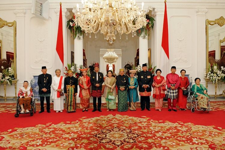 Istri Presiden ke-4 Republik Indonesia, Sinta Nuriyah Wahid, Wakil Presiden ke-6 Republik Indonesia, Try Sutrisno, Istri Wakil Presiden ke-6 Republik Indonesia, Tuti Sutiawati, Presiden ke-3 Republik Indonesia, BJ Habibie, Istri Presiden Republik Indonesia, Iriana Joko Widodo, Presiden Republik Indonesia, Joko Widodo, Presiden ke-5 Republik Indonesia, Megawati Soekarnoputri, Wakil Presiden Republik Indonesia, Jusuf Kalla, Istri Wakil Presiden Republik Indonesia, Mufidah Kalla, Presiden ke-6 Republik Indonesia, Susilo Bambang Yudhoyono, Istri Presiden ke-6 Republik Indonesia, Kristiani Herrawati Yudhoyono, Wakil Presiden ke-11 Republik Indonesia, Boediono, Istri Wakil Presiden ke-11 Republik Indonesia, Herawati, Istri Wakil Presiden ke-4 Republik Indonesia, Karlinah Djaja Atmadja Wirahadikusumah (kiri ke kanan) berpose bersama saat perayaan HUT Kemerdekaan ke-72 Republik Indonesia di Istana Negara, Jakarta, Kamis (17/8/2017). 