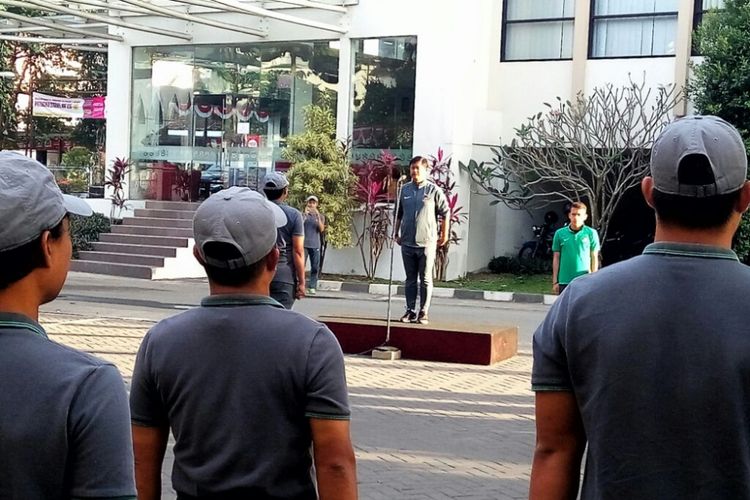 Indra Sjafri saat menjadi inspektur upacara HUT ke-72 RI di halaman Hotel UNY.