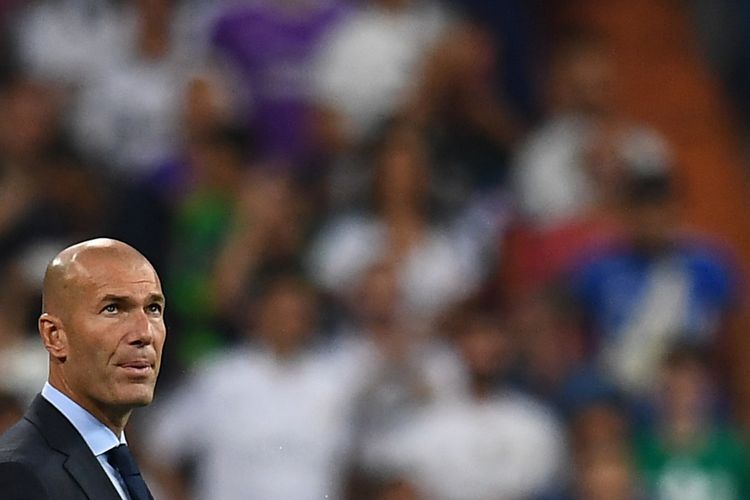 Pelatih Real Madrid, Zinedine Zidane, ketika melihat timnya bertanding melawan Barcelona pada leg kedua Piala Super Spanyol di Santiago Bernabeu, Madrid, Rabu (16/8/2017).