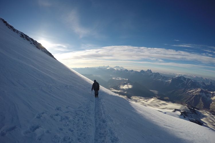 Tim BRI-BRAWIJAYA ELBRUS EXPEDITION IMPALA UB melewati punggungan puncak timur, kemudian dilanjutkan menuju puncak barat Elbrus dengan cuaca masih terang, 16 Agustus 2017.