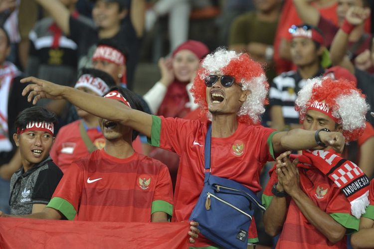 Suporter Indonesia memberikan dukungan kepada Timnas U-22 yang bertanding melawan Filipina pada babak penyisihan Grup B SEA Games XXIX di Stadion Shah Alam, Selangor, Malaysia, Kamis (17/8/2017). Indonesia menang atas Filipina dengan skor 3-0. 