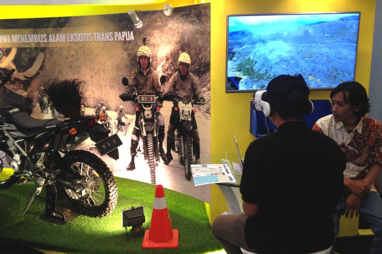 Salah seorang pengunjung sedang menggunakan kacamata VR di booth Kementerian PUPR di GIIAS 2017. 