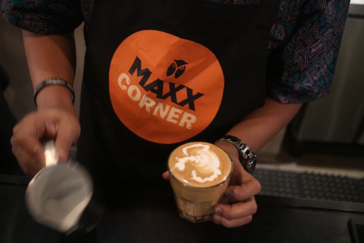Contoh latte art yang dibuat oleh barista