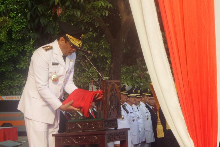 Gubernur DKI Jakarta Djarot Saiful Hidayat saat menjadi inspektur dalam upacara peringatan HUT ke-72 di lapangan IRTI, Kamis (17/8/2017). 