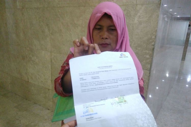 Diah Rosmaiti (51) korban First Travel menunjukkan Surat Keterangan Umrah bermaterai, Jakarta, Jumat (18/8/2017).