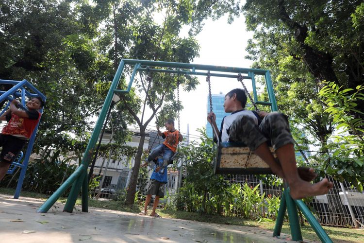 Sejumlah bocah bermain di ruang publik terpadu ramah anak (RPTRA) Tanah Abang 3, Jakarta Pusat, Selasa (25/72017). Jakarta menjadi salah satu kota yang memperoleh predikat Kota Layak Anak (KLA) tahun 2017 dari Kementerian Pemberdayaan Perempuan dan Perlindungan Anak. Pembangunan sejumlah RPTRA turut berkontribusi bagi predikat Jakarta sebagai KLA.