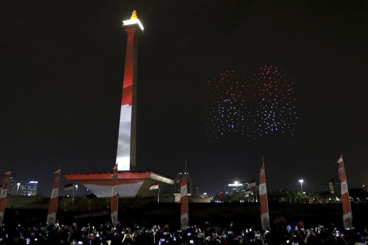 Atraksi 300 drone menyemarakkan acara setahun hitung mundur (countdown) Asian Games 2018 di Monumen Nasional (Monas), Jakarta, Jumat (18/8/2017). Ribuan penonton antusias menyaksikan acara yang dibuka oleh Presiden Republik Indonesia, Joko Widodo.