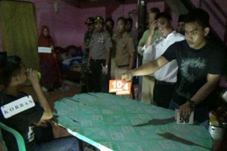 Seorang istri bersama dua anaknya yang terlibat melakukan pembunuhan berencana terhadap suaminya sendiri Abdul Waris (60 tahun) di Polewali Mandar, Sulawesi Barat, menjalani rekostruksi, Jumat (18/8/2017). Ada lebih dari 30 adegan diperagakan pelaku termasuk empat pelaku pembunuh bayaran yang disewa istri korban.