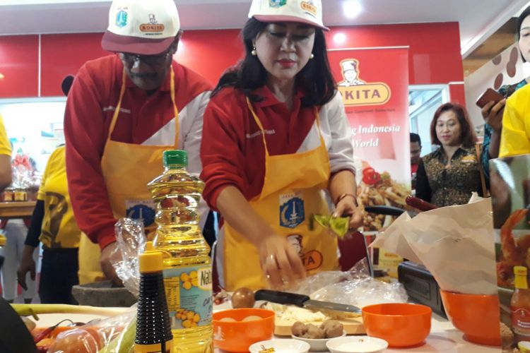 Gubernur DKI Jakarta Djarot Saiful Hidayat beserta Istrinya Happy Farida, saat memasak dalam lomba memasak nasi goreng sehat di Balaikota DKI, Jalan Medan Merdeka Selatan, Jakarta, Sabtu (19/8/2017). 