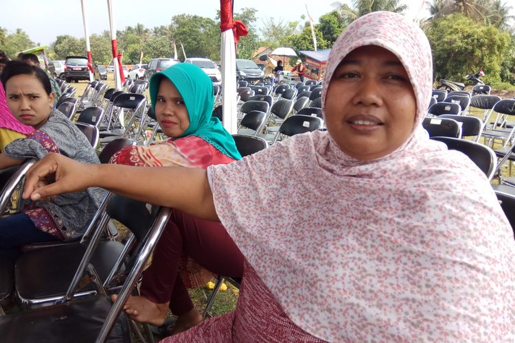 Sonti (40), warga Sindang Sono saat mengikuti simulasi pemungutan dan penghitungan suara Pemilu Serentak 2019 yang digelar di lapangan bola Kelurahan Sindang Sono, Kecamatan Sindang jaya, Kabupaten Tangerang, Banten, Sabtu (19/8/2017).