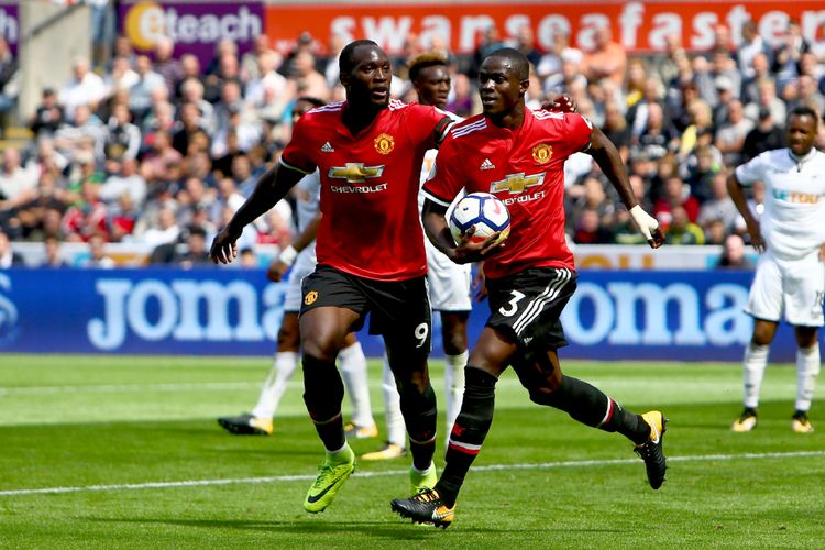 Bek Manchester United asal Pantai Gading, Eric Bailly (kanan), melakukan selebrasi bersama rekannya yang merupakan striker asal Belgia, Romelu Lukaku, usai mencetak gol pertama timnya ke gawang Swansea City dalam pertandingan Premier League di Liberty Stadium, Swansea, Sabtu (19/8/2017).