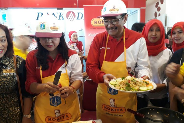 Gubernur DKI Jakarta Djarot Saiful Hidayat beserta Istrinya Happy Farida, saat memasak dalam lomba memasak nasi goreng sehat di Balaikota DKI, Jalan Medan Merdeka Selatan, Jakarta, Sabtu (19/8/2017). 
