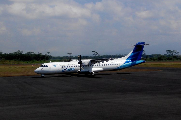 Pesawat ATR 72-600 milik Garuda Indonesia mendarat di Bandara Notohadinegoro Jember, Jawa Timur, Minggu (20/8/2017).