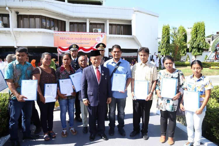 Sepuluh warga keturunan Indonesia di Filipina menjadi perwakilan dalam pemberian sertifikat warga negara Indonesia di KJRI Davao City, Filipina, Kamis (17/8/2017).
