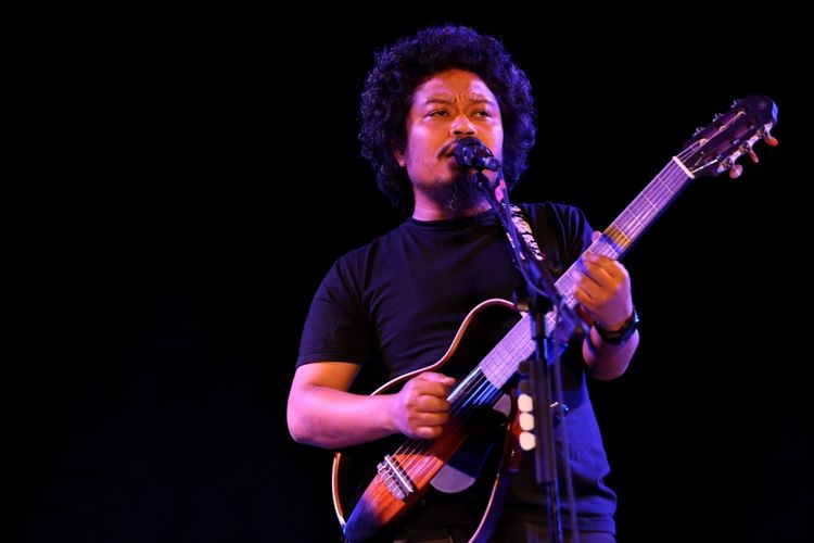 Payung Teduh tampil di Prambanan Jazz Festival 2017 di kompleks Candi Prambanan, Yogyakarta, Minggu (20/8/2017). Prambanan Jazz Festival berlangsung selama tiga hari dari 18 sampai 20 Agustus 2017 di Candi Prambanan, Yogyakarta.