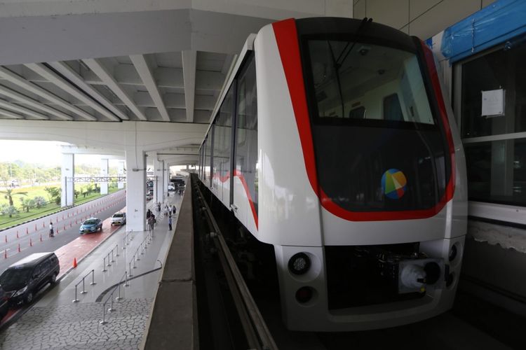 Kondisi satu trainset kereta tanpa awak atau skytrain usai diuji coba di Terminal 3 Bandara Soekarno-Hatta, Tangerang, Senin (21/8/2017). Skytrain dioperasikan untuk mengakomodasi perpindahan penumpang dari satu terminal ke terminal lainnya dan direncanakan akan beroperasi penuh pada September 2017 mendatang.