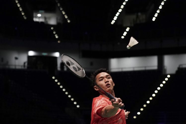 Pebulu tangkis Indonesia Jonatan Christie mengembalikan kok ke arah pebulu tangkis Thailand Khosit Phetradab pada semi final beregu putra SEA Games XXIX di Axiata Arena, kawasan Bukit Jalil, Kuala Lumpur, Malaysia, Selasa (22/8/2017). Tim beregu putra Indonesia lolos ke final setelah mengalahkan Thailand 3-1. Indonesia akan menghadapi Malaysia pada babak final. ANTARA FOTO/Wahyu Putro A/kye/17