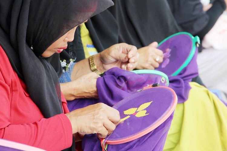 Ribuan kaum wanita di pedesaan provinsi Gorontalo memiliki keterampilan sulam karawo, kerajinan ini menyumbang ketahanan ekonomi desa. Penggunaan dana desa diharapkan dapat meningkatkan produksi mereka