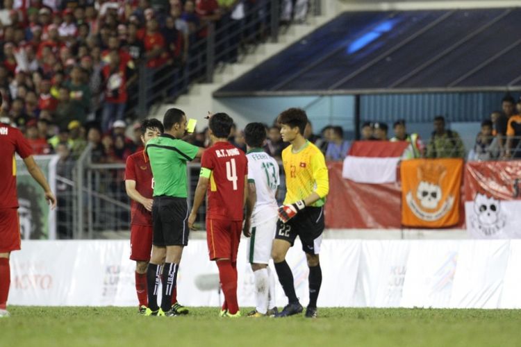 Febri Hariyadi diganjar kartu kuning saat timnas U-22 Indonesia melawan Vietnam pada partai Grup B SEA Games 2017 di Selayang Municipal Council, 22 Agustus 2017.