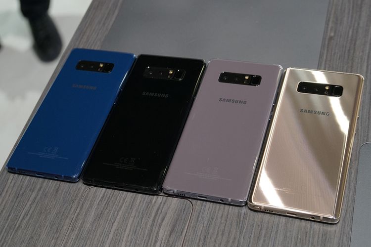 Empat warna Galaxy Note 4, deep blue sea, midnight black, orchid gray, dan mapple gold.