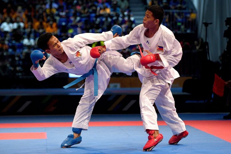 Karateka putra Indonesia Iwan Bidu Sirait (kiri) melepaskan tendangan saat melawan karateka putra Filipina John Paul Bejar dalam perebutan medali emas karate nomor kumite -55 Kg putra SEA Games XXIX Kuala Lumpur di KLCC, Kuala Lumpur, Malaysia, Rabu (23/8/2017). Iwan meraih medali emas setelah menundukkan John Paul dengan skor 10-4. ANTARA FOTO/Sigid Kurniawan/aww/17.