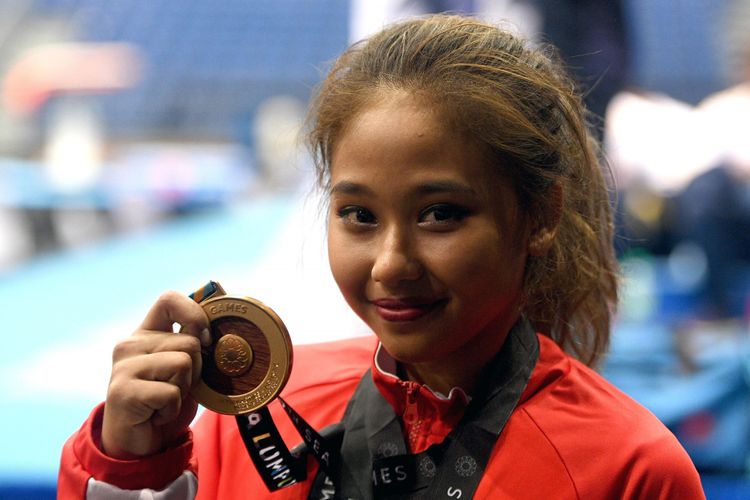 Pesenam putri Indonesia Rifda Irfanaluthfi menunjukkan medali emas usai menjuarai nomor balok keseimbangan senam artistik perorangan putri SEA Games XXIX Kuala Lumpur di MiTeC, Kuala Lumpur, Malaysia, Rabu (23/8/2017). Rifda menyabet medali emas setelah berhasil dengan 13,125 poin.