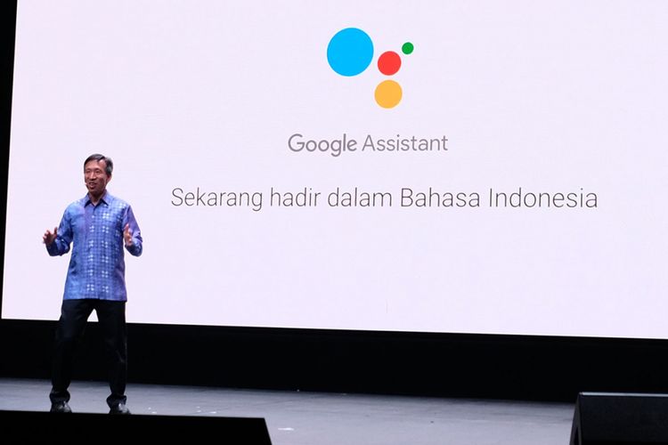 Product Management Director Google Search, Ken Tokusei mengumumkan dukungan bahasa Indonesaidi layanan Google Assistant dalam acara Google for Indonesia, di Jakarta, Kamis (24/8/2017).
