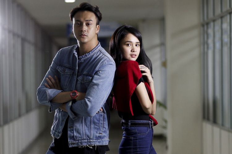 Pemain film One Fine Day, Michelle Ziudith dan Dimaz Andrean berpose saat mengunjungi kantor redaksi Kompas.com, Jakarta, Kamis (24/8/2017). Film yang disutradarai oleh Asep Kusdinar ini akan tayang Oktober 2017. KOMPAS IMAGES/KRISTIANTO PURNOMO