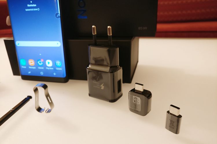 Isi kotak pembelian Galaxy Note 8: kepala charger, USB OTG, adaptor USB C-Micro USB, pena stylus.