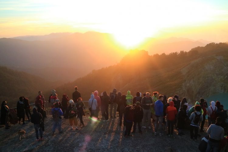 Ratusan wisatawan ketika melihat matahari terbit di Kelimutu, NTT.