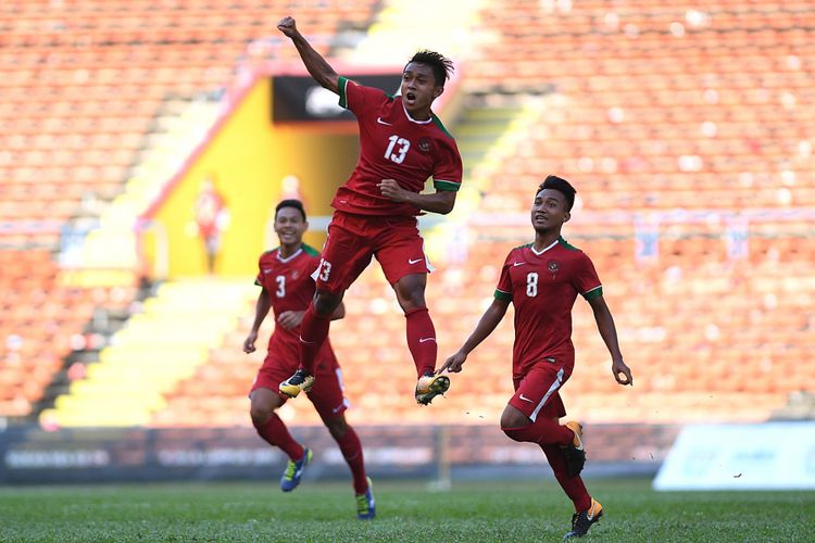 Pemain Timnas U-22 Febri Hariyadi (tengah) melakukan selebrasi usai mencetak gol kedua ke gawang Timnas U-22 Kamboja pada laga terakhir penyisihan grub B SEA Games XXIX Kuala Lumpur di Stadion Shah Alam, Selangor, Malaysia, Kamis (24/8). Timnas Indonesia mendukkan Kamboja denga skor 2-0 sekaligus mengantarkan Indonesia ke babak semifinal.