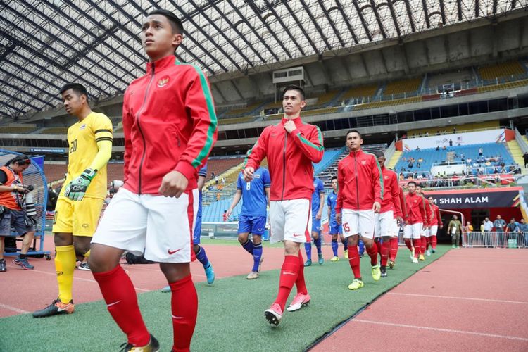 Para pemain timnas U-22 Indonesia memasuki Stadion Shah Alam, Selangor, untuk melawan Thailand pada partai Grup B SEA Games 2017, 15 Agustus 2017.