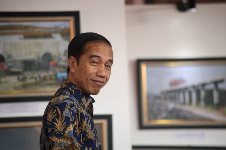 Presiden Republik Indonesia Joko Widodo saat meninjau pameran lomba foto pembangunan infrastruktur  yang ada di seluruh Indonesia di Monumen Nasional (Monas), Jakarta, Minggu (27/8/2017). Lomba yang diselenggarakan Komite Percepatan Penyediaan Infrastruktur Prioritas (KPPIP) mengusung tema Di Darat, Laut, dan Udara Infrastruktur Kita Bangun